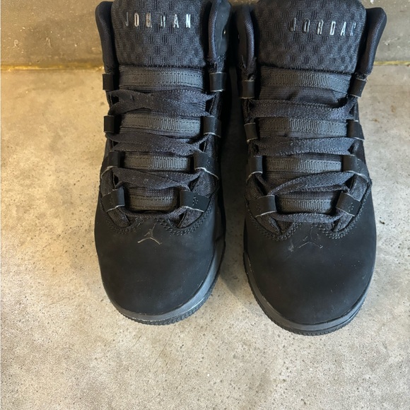 Nike Air Jordan Max Aura Triple Black Mid Size Youth 3 Black On Black Jordans - Picture 7 of 12